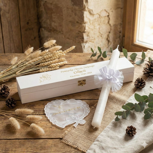 Zestaw na Chrzest Święty BIEL z grawerowanym pudełkiem – świeca i szatka