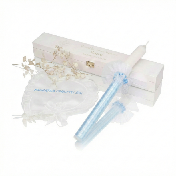 Zestaw na Chrzest Święty BŁĘKIT z grawerowanym pudełkiem – świeca i szatka