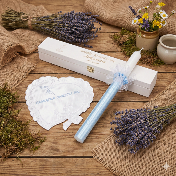 Zestaw na Chrzest Święty BŁĘKIT z grawerowanym pudełkiem – świeca i szatka