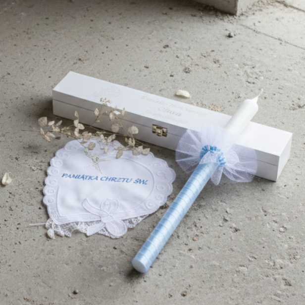 Zestaw na Chrzest Święty BŁĘKIT z grawerowanym pudełkiem – świeca i szatka .png
