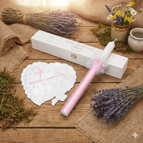 Zestaw na Chrzest Święty RÓŻOWY z grawerowanym pudełkiem – świeca i szatka