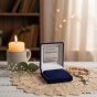 Ozdobne pudełko ETUI prezentowe NAVY BLUE z grawerem – eleganckie opakowanie na biżuterię lub różaniec