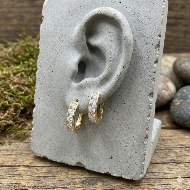 Złote kolczyki 585 z cyrkoniami – angielskie zapięcie, personalizowana pamiątka Chrztu