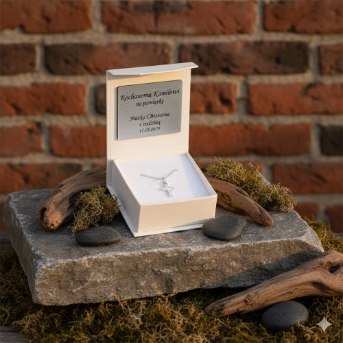 Krzyżyk z białego złota pr. 585 z łańcuszkiem – personalizowana pamiątka Chrztu i Komunii