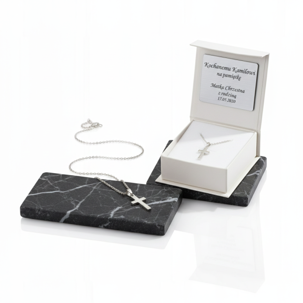 Krzyżyk z białego złota pr. 585 z łańcuszkiem – personalizowana pamiątka Chrztu i Komunii