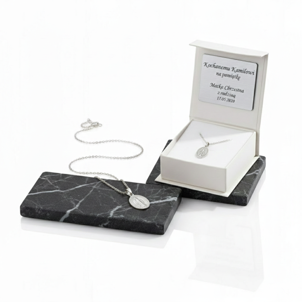 Cudowny Medalik z białego złota 585 z łańcuszkiem – personalizowana pamiątka wiary