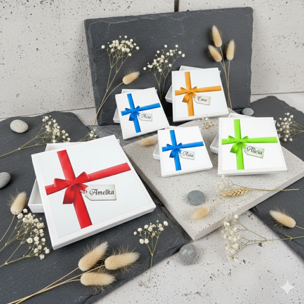 Pudełeczko prezentowe z imieniem – kokarda | Personalizowane opakowanie na prezent