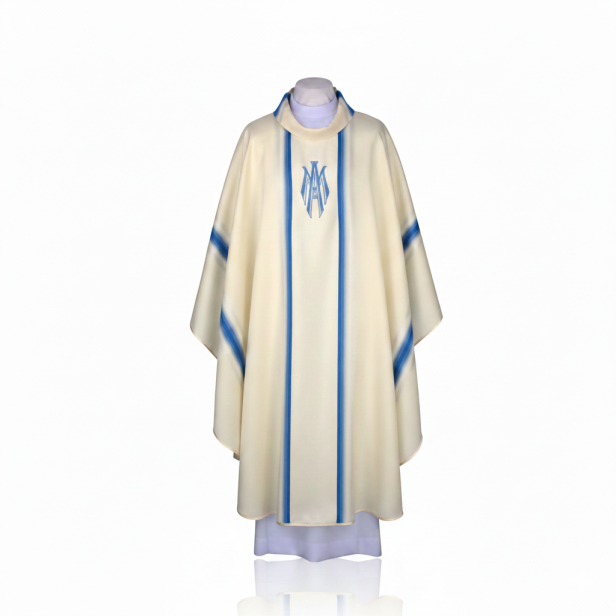 Ornat Maryjny z ozdobnej tkaniny – subtelny haft monogramu