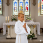 Alba komunijna dla chłopca ze złotą nicią – komplet z krzyżykiem i cingulum
