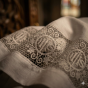 Komża kapłańska IHS – bawełniana koronka eucharystyczna | Szaty LIturgiczne