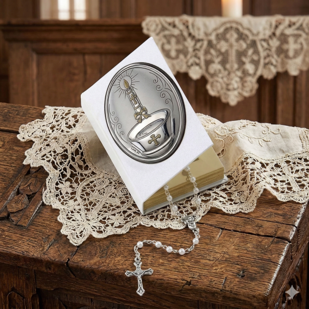 Pamiątka Chrztu Świętego – etui w formie Biblii z różańcem i srebrnym emblematem | SILVER BAPTISM™