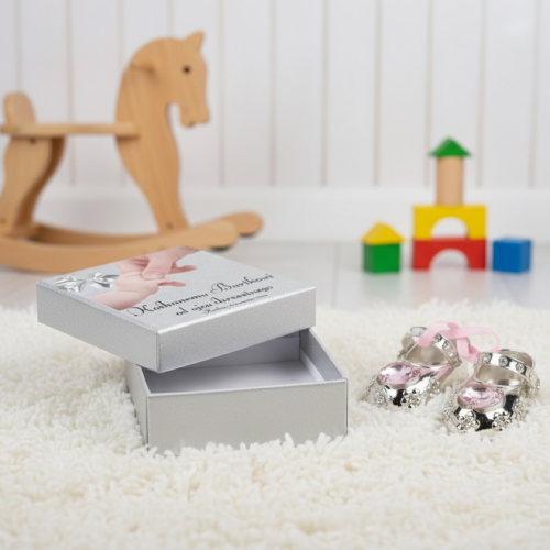 Buciki z kryształkiem różowym CARMANI CRYSTALS – srebrne pudełko z nadrukiem | Linia BABY SILVER™ w aranżacji
