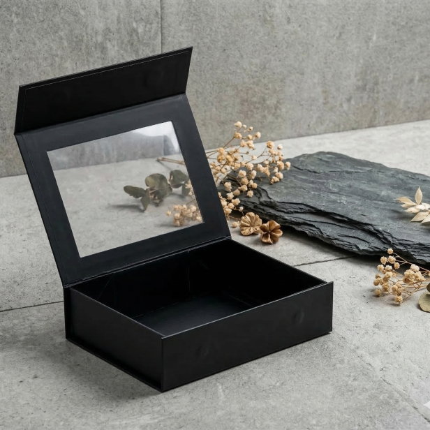 Pudełko magnetyczne B6 czarne z okienkiem 20×15×5,5 cm – pudełko prezentowe | MAGNETIC BOX™