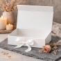 Pudełko magnetyczne A5 białe z wstążką 23,5×17×6 cm – eleganckie pudełko prezentowe | MAGNETIC BOX™