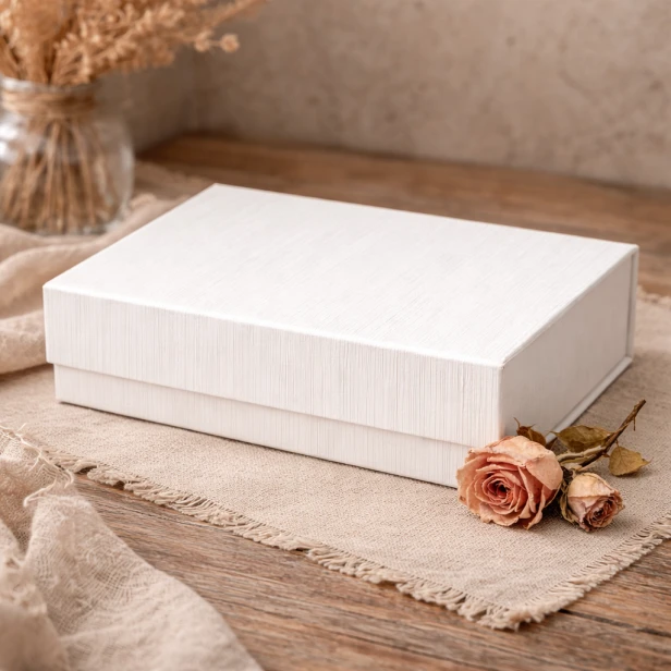 Białe pudełko prezentowe ze strukturą lnu – MAGNETIC BOX™ w użyciu