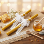 aranżacja Świeca pamiątkowa z wosku pszczelego z imieniem | Linia BEE WAX – HONEY PURE