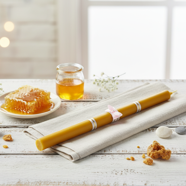 aranżacja Świeca z wosku pszczelego – Gromnica zdobiona Róż Mistyczny – 100% wosk pszczeli | HONEY PURE – Naturalne Światło Wiary