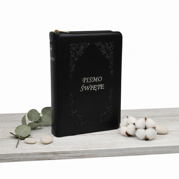 Pismo Święte w czarnej oprawie z naturalnej skóry na zamek – elegancka Biblia prezentowa