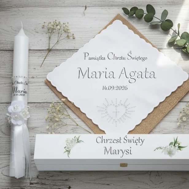Zestaw do Chrztu Świeca Szatka Pudełko na Chrzest Esencja Blasku aranżacja
