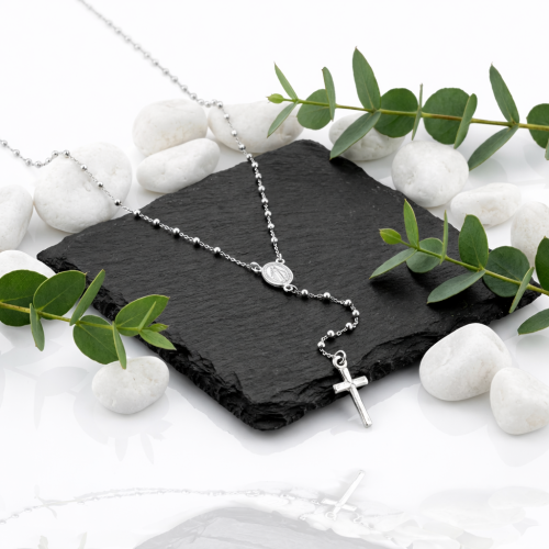 Srebrny różaniec na czarnej skale.png