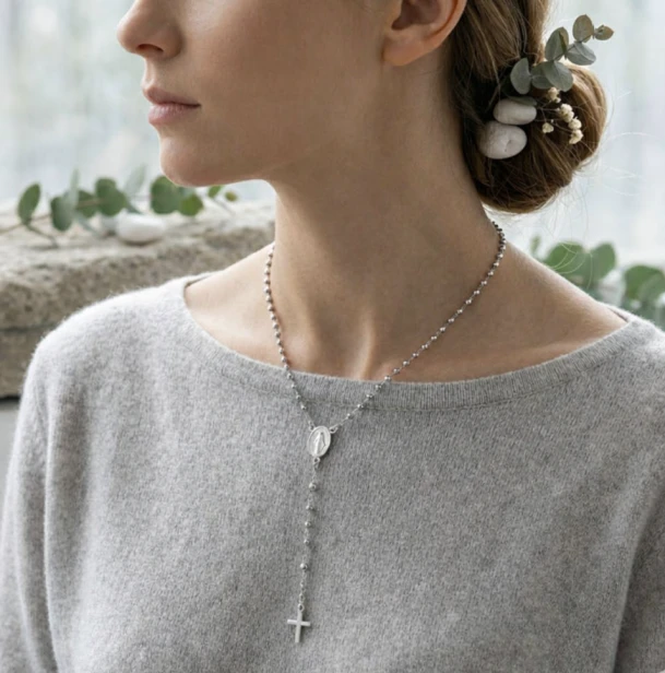 Srebrna biżuteria i eukaliptusowe akcenty.png