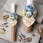 Świeca komunijna z drewnianym serduszkiem i kwiatami – personalizowana | Linia PURE BLOOM™