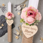 Świeca do Chrztu Świętego z drewnianym serduszkiem i kwiatami – personalizowana | Linia PURE BLOOM™