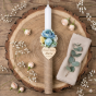 Świeca do Chrztu Świętego z drewnianym serduszkiem i kwiatami – personalizowana | Linia PURE BLOOM™