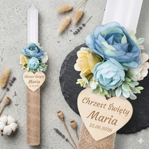 Świeca do Chrztu Świętego z drewnianym serduszkiem i kwiatami – personalizowana | Linia PURE BLOOM™