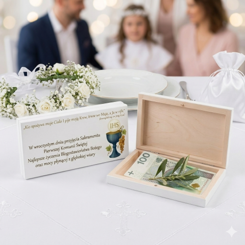 Białe drewniane pudełko komunijne na banknoty – elegancki prezent Komunia Święta