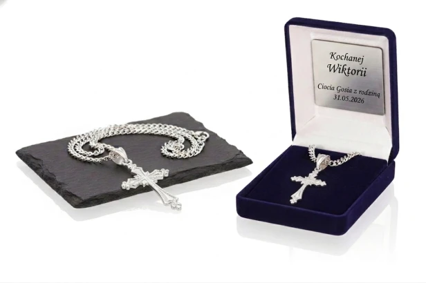 Srebrny krzyżyk ornamentowy z łańcuszkiem pr. 925 – symbol wiary z dedykacją