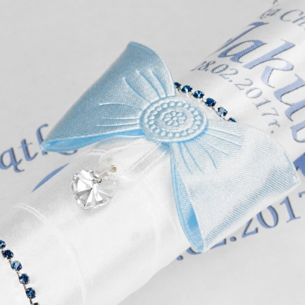 Świeca i Szatka do Chrztu „Glamour Crystal – Blask Wiary” – niebieski zestaw z kryształkiem Preciosa®