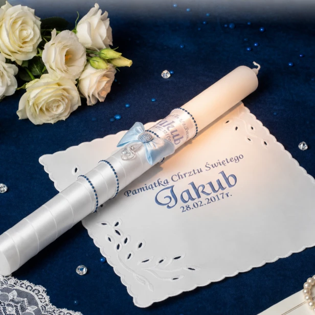 aranżacja - Świeca i Szatka do Chrztu „Glamour Crystal – Blask Wiary” – niebieski zestaw z kryształkiem Preciosa®