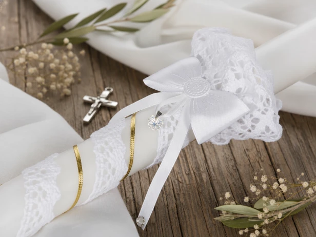 zdobienie złote - aranżacja Świeca „Crystal Grace – Koronka” – gromnica z wisiorkiem Preciosa®