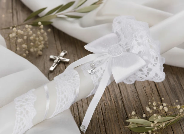 zdobienie białe - aranżacja Świeca „Crystal Grace – Koronka” – gromnica z wisiorkiem Preciosa®