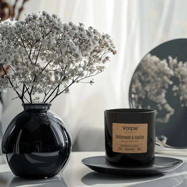 Świeca zapachowa CEDARWOOD & VANILLA z drewnianym knotem – cedr i wanilia