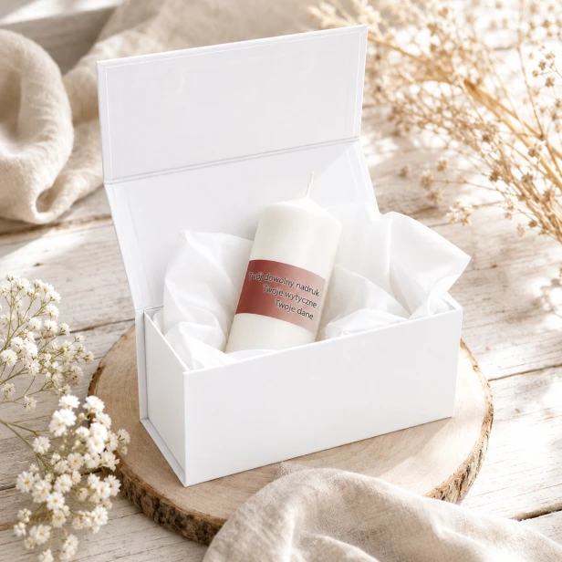 w zestawie z pudełkiem magnetycznym - Świeca okolicznościowa personalizowana – pamiątka na dowolną okazję