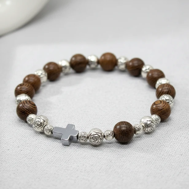Dziesiątka różańca z drewna wenge – minimalistyczna i duchowa biżuteria.