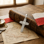 Srebrny krzyżyk patriotyczny na Biblii
