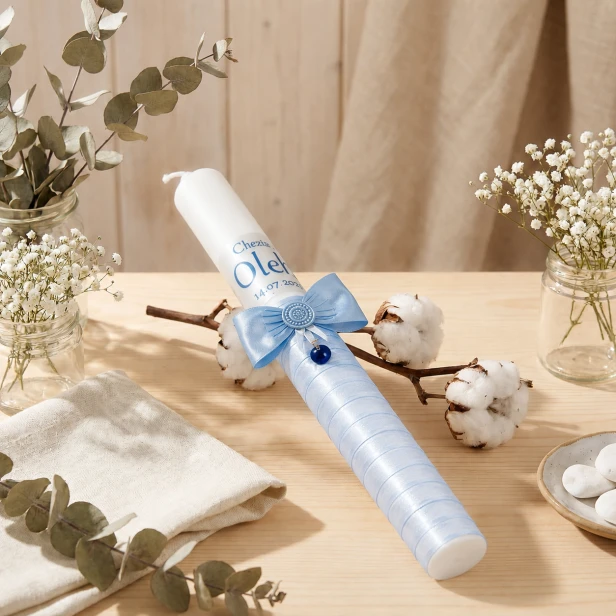 Świeca chrzcielna z błękitną satynową kokardą – aranżacja rustykalna Onyks Niebieski | SacraStone™ LIGHT
