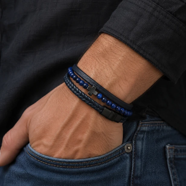 Męska bransoleta z lapis lazuli na nadgarstku – stylizacja casual
