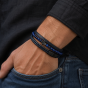 Męska bransoleta z lapis lazuli na nadgarstku – stylizacja casual