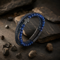 Skórzana bransoleta z naturalnym lapis lazuli – detal kamieni i krzyża