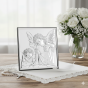 Obrazek srebrny Anioł Stróż 16×16 na ciemnym drewnie | SILVER BAPTISM™