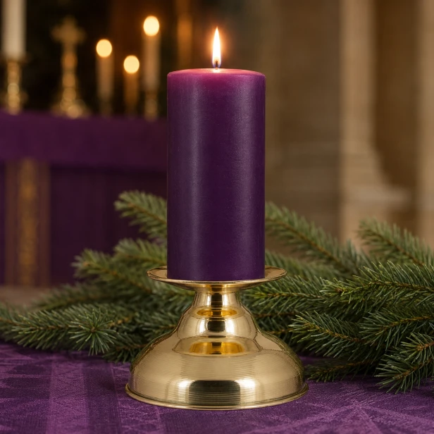 Lichtarz mosiężny – klasyczna podstawka pod świecę ołtarzową i liturgiczna