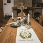 w aranżacji Bieżnik pod zestaw kolędowy z Monogramem Maryi – personalizowany nadruk | Linia DOMUS SACRA™