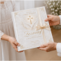 Propozycja wręczania -Księga Gości na Chrzest SACRA™ – personalizowana księga pamiątkowa