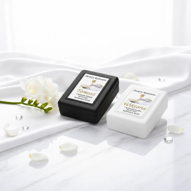 Rosarium™ – Pudełko na różaniec z nadrukiem komunijnym (białe, czarne)