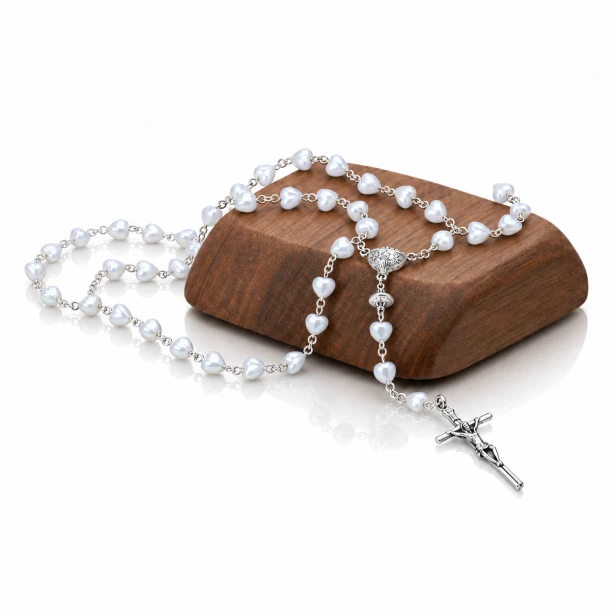 Różaniec komunijny SERDUSZKA biała perła – 47 cm