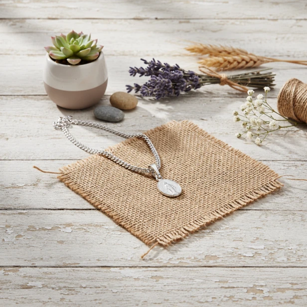 Srebrny medalik Cudowny Matka Boska Niepokalana w naturalnej aranżacji na jucie